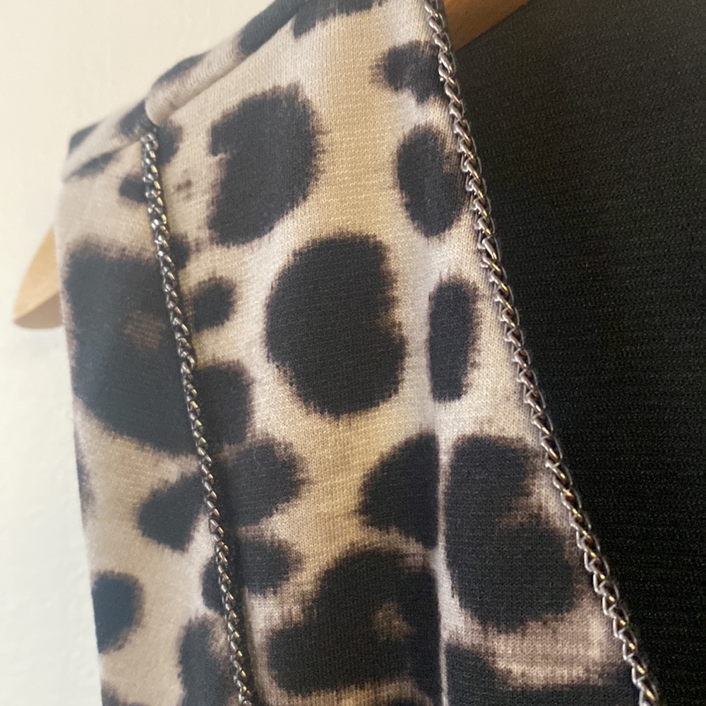 Jennifer Lopez animal print dress chain detail - Picture 4 of 8